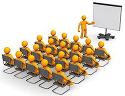 Tecnico di formazione che presenta a un pubblico di studenti in aula.