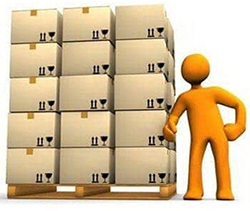 Imballaggi in cartone e uomo che controlla magazzino di scatole.